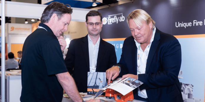 Untitled design (57)-min Exhibitor showing products to visitor at Tissue World