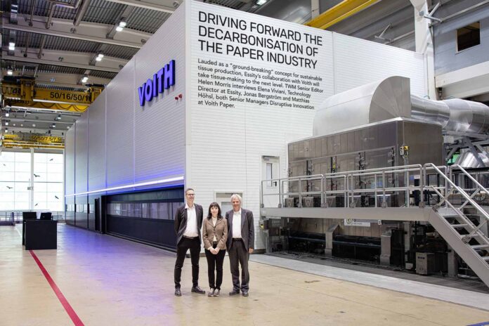 _Blumenzwerg2024_Voith_Paper_Heidenheim-4521 Aiming to drive a completely new, scalable decarbonisation process across the global paper industry: (L-r) Jonas Bergström, Elena Viviani, and Matthias Höhsl in front of the pilot installation at Voith in Heidenheim, Germany