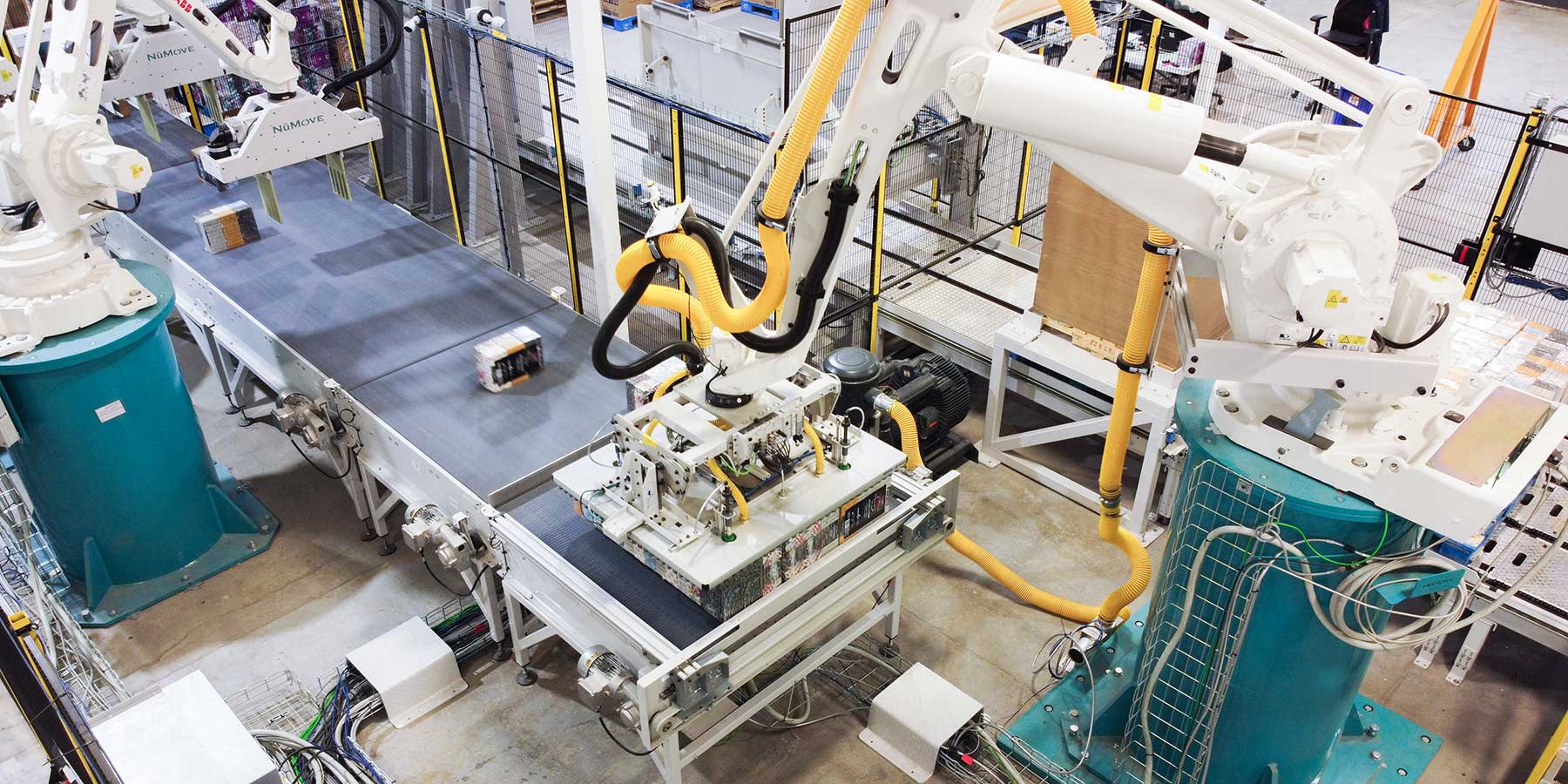 Palletising robot handling products by layer: multiple vacuum zones accommodate gaps in palletising patterns