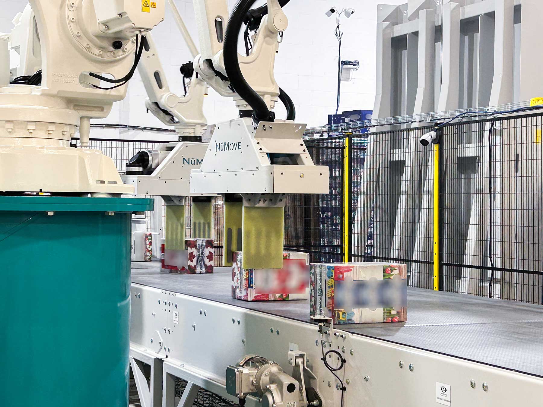 Robotic pattern maker: flexible clamps adapt to product dimensions without causing damage